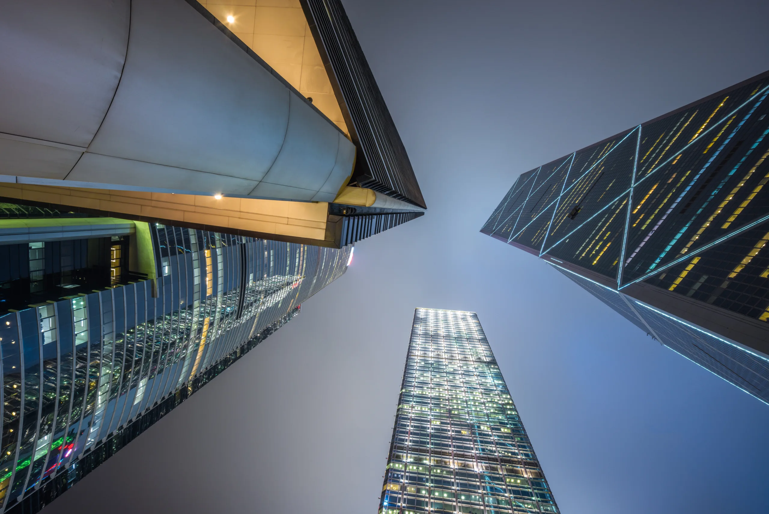 Why Dubai’s Buildings Rely on Modern Glass Facades for Their Signature Look
